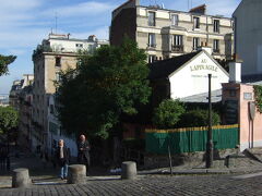 オ・ラパン・アジル　Au Lapin Agile

22 Rue des Saules, 75018 Paris
Tel.　01 46 06 85 87
http://www.au-lapin-agile.com/

かつては安酒場として知られ、
ピカソら若く貧乏な芸術家たちも
常連だった、というシャンソニエ。