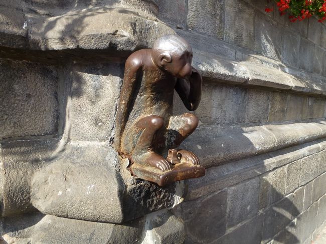 正面入口左側に「前哨の猿」とよばれる起源不明の鉄の彫刻があります。<br />頭を左手で触ると幸福になると言われています、<br />誰もが触るので、頭はいつもぴかぴかです。