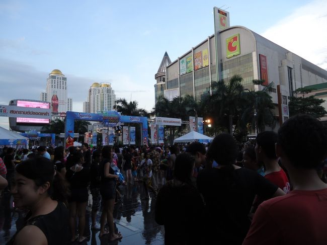 <br />お腹満たした後外に出たら・・・<br /><br />水かけあってますね〜