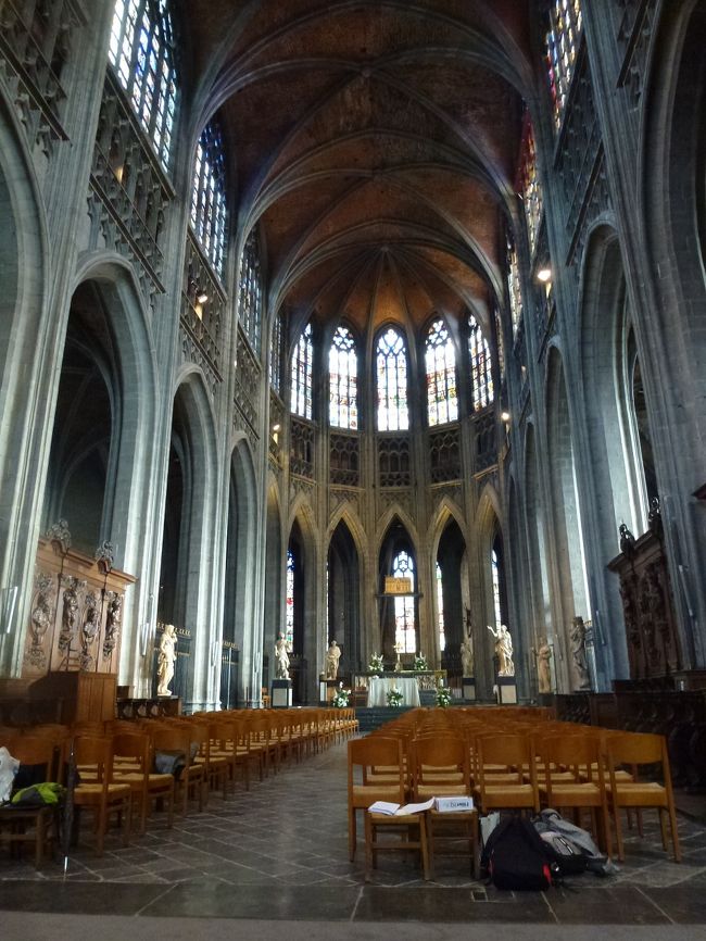 聖ウォードリュ参事会教会　内部です。