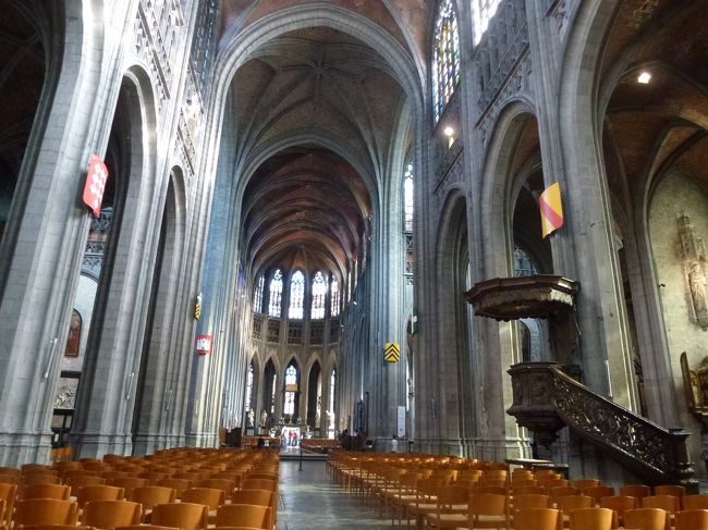 内部の装飾も贅を尽くしたもので、なかでも16世紀に地元の彫刻家ジャック・デュ・ブルックの作った数多くの彫刻は見ごたえがあります。