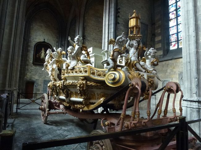 14世紀に流行したペストを治めるために1781年に作られた馬車です。