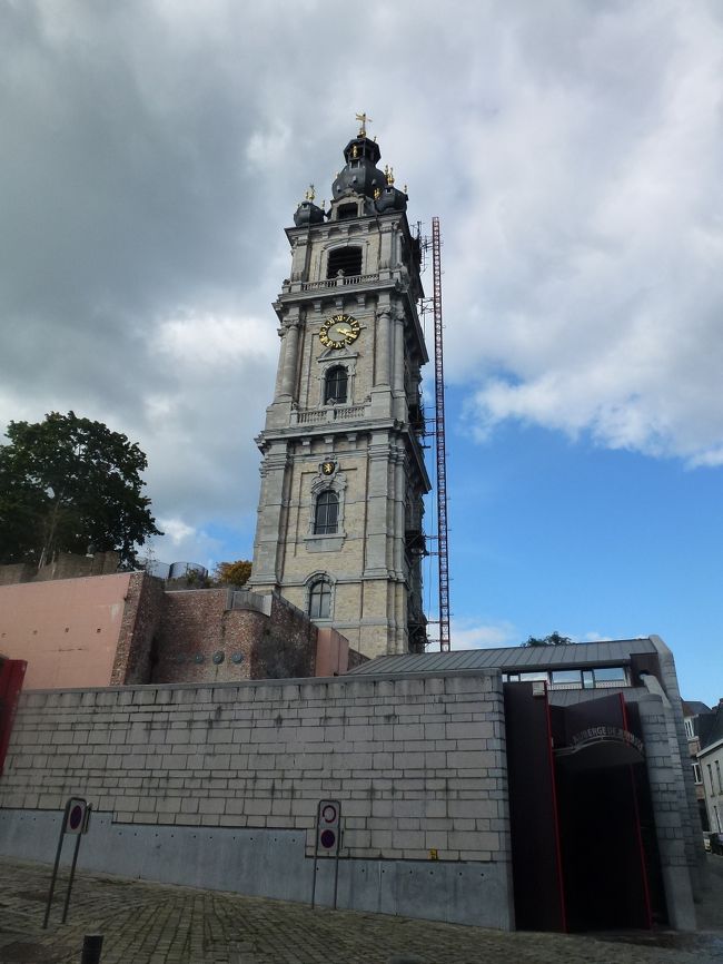 鐘楼 Beffroi<br /> ベルギーに存在する唯一のバロック様式の鐘楼。<br />87mの塔の頂からは、モンスの町並みやボリナージュの工業地帯、風にそよぐ郊外の牧草の波までが一望のもとに見わたせるそうです<br />1999年にユネスコ世界遺産に登録されました。<br />