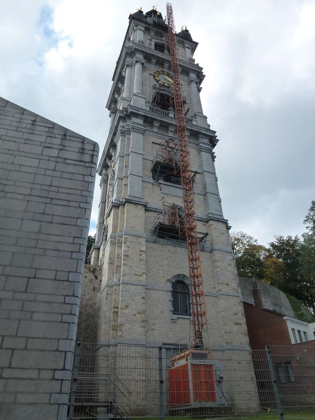 鐘楼は補修工事中のようです。