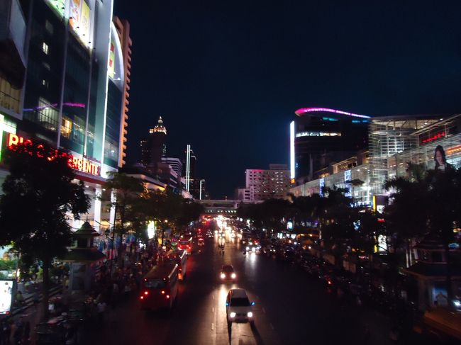 <br />帰りも何とか無事にカオサンへ帰れました。<br /><br />カオサンは夜も水かけ祭りで盛り上がっており<br /><br />カオサン付近で道に迷いこまった(>_<)<br /><br />