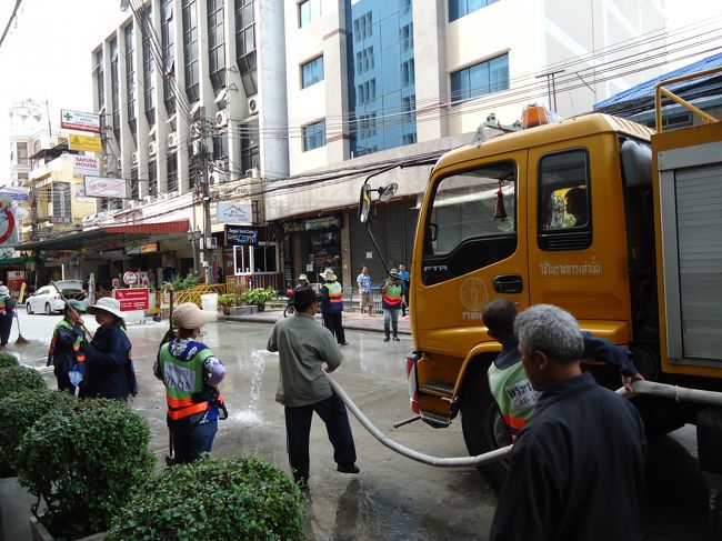 <br />翌日清掃車がカオサンをキレイにしてました。