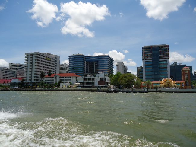 <br />今回初のチャオプラヤー川をボートで移動。<br /><br />映画「サヨナライツカ」をみて<br /><br />私も今度行ったら乗ろうと決めてました(　´∀｀)