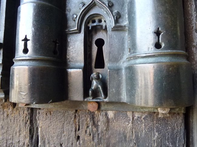 鍵穴を守っている　犬　でしょうか？