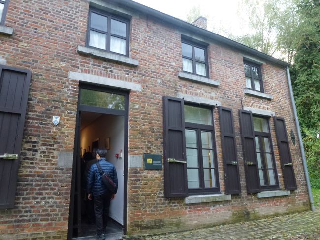 家は一般公開（有料）されています。中には、自画像絵画、絵画の下書きなど飾られているのですが撮影禁止でした。<br /><br />