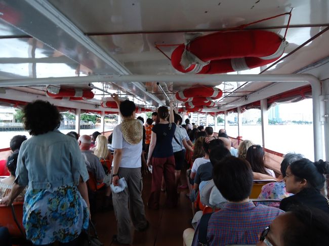 <br />ここで乗車した時に川沿いの写真を撮ろうとしたら<br /><br />前にいた白人の若者が位置を交換してくれたり<br /><br />空いた席を進めてくれた人、降りる駅を聞いた時に<br /><br />親切に教えてくれた人などがいて本当何気ない<br /><br />人の優しさに感動しました(*^_^*)