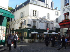 オーベルジュ・ドゥ・ラ・ボンヌ・フランケット　＠ソール通り

Auberge de la Bonne Franquette
2 rue des Saules 
et 18 rue Saint Rustique, 75018 Paris
Tel.　 01 42 52 02 42
http://www.labonnefranquette.com/

paris-bistro.com　さんによると、
４世紀以上前に建てられたという古い家は
19世紀にはピサロやシスレー、セザンヌ、
ロートレック、ルノワール、モネ、ゾラやゴッホなど、
芸術家たちのたまり場だったそうです。

左は、ギャラリー･ビュット･モンマルトル