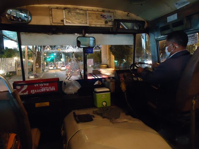 <br />帰りはここから少ないバスの本数から<br /><br />何とかカオサンまで行くナンバーのバスが来て<br /><br />無事カオサンに戻れましたヾ(＠⌒ー⌒＠)ノ