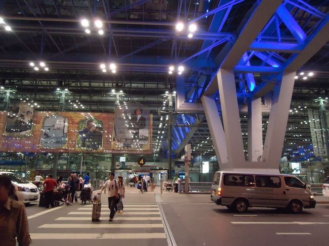 <br />過去何度も深夜発のフライトではこんな間違いを<br /><br />気をつけてたのに<br /><br />何故(？_？)今回はギリギリまで何度も確認してるのに<br /><br />ずーっと気づかない〜の(>_<)<br /><br />出発今日じゃ〜んヽ(`Д´)ノ<br /><br />急いで荷物整理しタクシーつかまえて高速使ってもいいから<br /><br />間に合うように走ってもらいました〜