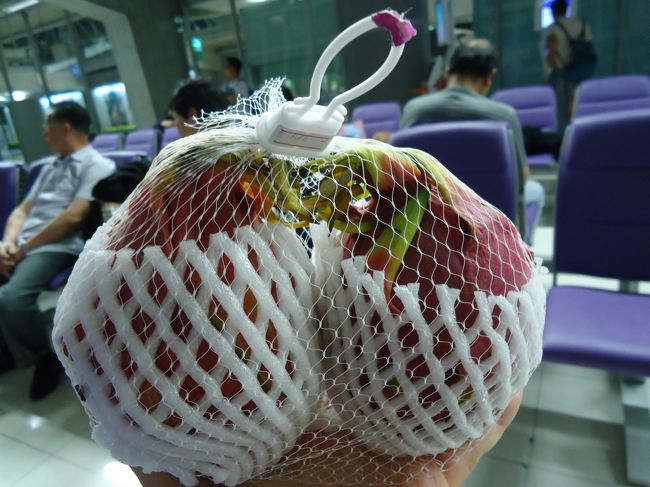 <br />タクシーの中では<br /><br />まだやりたいことがあったのに・・・(ToT)<br /><br />まだ帰る気分じゃなよーと不完全燃焼気分(´ω`)<br /><br />またお土産でドラゴンフルーツ購入。