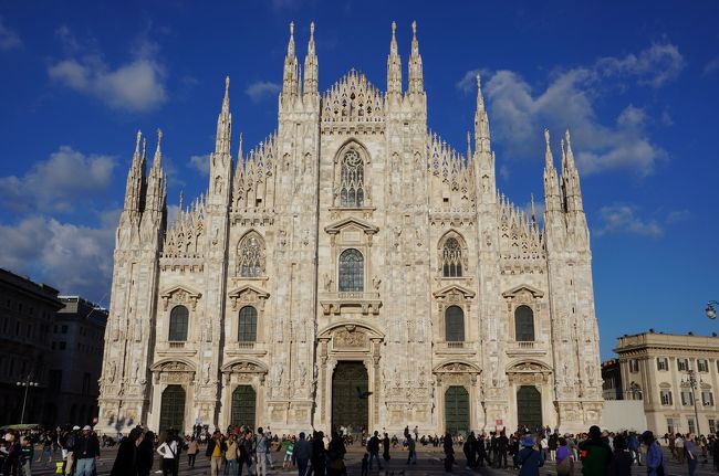 見よう見まねでトラムに乗車。<br />まずは、絶対に行かなきゃのドゥオーモ！<br />明日ゆっくり観光するとして、外観のみ。<br /><br />圧倒的な存在感！！<br />白×青がいい感じだねぇ〜☆