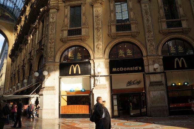 ガッレリアの中心には、プラダ本店と肩を並べてマック！<br />超シックでシャレオツ〜☆