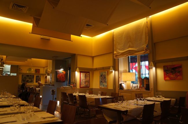 遅い時間からスタートするイタリアのディナー。<br />１９時だとこんなに空いてる〜。