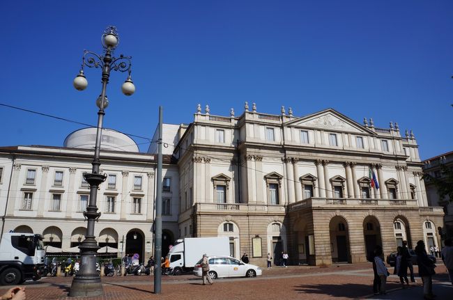 久しぶりに聞いた自分達以外の日本語、懐かしぃ〜（笑）<br />ガイドさんにくっついて、観光スタート！<br /><br />まずは、“スカラ座”<br />１７７８年に開場した世界屈指の劇場。<br />イタリアオペラの最高峰なんだって！<br />劇場内は撮影禁止だったから写真はないけど、ステキな劇場だったー。<br />いつかここでオペラ見てみたいな。