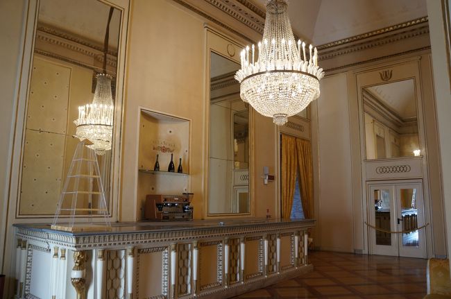 ここでワインを飲みながら上演を待つんだって。