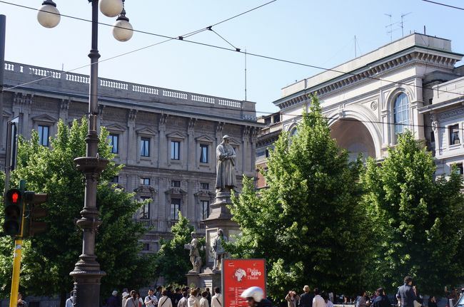 スカラ座前の広場には、レオナルド・ダ・ヴィンチの像が。<br /><br />この時、ふわふわと空を舞ってる物体を発見！<br />なんだろう？泡？？<br />と思っていると、段々目が痒く、くしゃみが止まらなくなって・・・<br />ガイドさん曰く、ポプラの花粉だそう。<br />日本ではスギ花粉のアレルギーはないんだけど。。<br />そう言えば、パリでも花粉にやられたっけな。