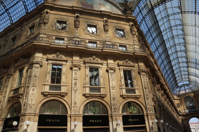 プラダ本店の上には、ヨーロッパ初の７つ星ホテル“セブン・スターズ・ガッレリア”。