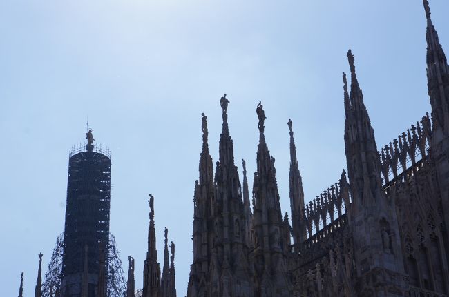１３５本ある尖塔の先端には、聖人の彫刻がいるんだよ。<br />ドゥオーモの頂上には、ミラノの街を見守る聖母像マドンニーナ。