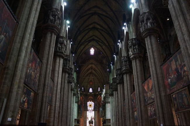 広ーい！<br />厳かな雰囲気。<br />ステンドグラスが美しいなー。