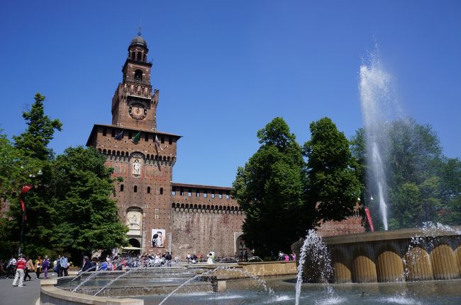 次は、スフォルツァ城。<br /><br />ミラノの実権を握ったヴィスコンティン家の城跡に、スフォルツァ公爵が住居兼要塞として建築したそう。<br />ルネッサンス期の宮殿。<br /><br />噴水のある広場が気持ちいいなー！