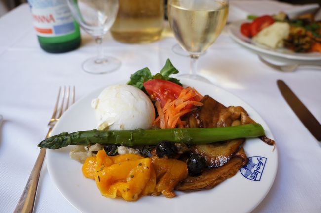 まずは、前菜ビュッフェ。<br />どれも美味しいぃ！！！！<br />白ワインに合うな〜♪<br />モッツァレラなんて、丸ごとだよー（笑）