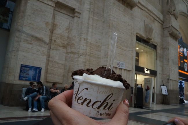 最後のジェラート。<br />チョコレート屋さんのジェラートだったから、今回はチョコ×リモーネ！<br />チョコ濃厚でＧｏｏｄ！！