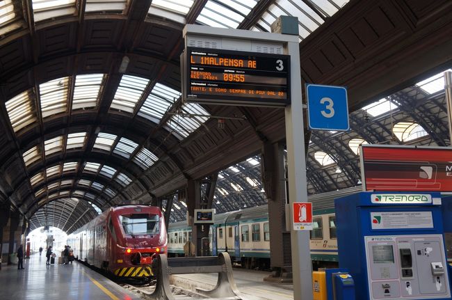 空港までは色々と考えた結果、時間が読めるマルペンサ・エクスプレスで移動することに。<br />ここ最近ミラノ中央駅〜マルペンサ空港が開通したんだって。