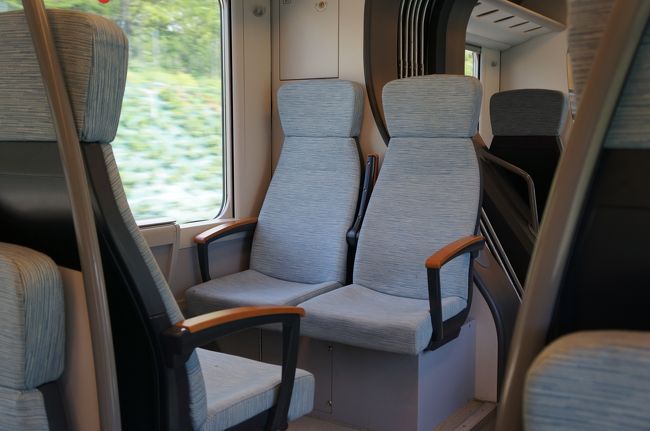 空港までは約５０分。<br />車内はこんな感じ。<br />ガラガラだったし、結構快適だったよ。