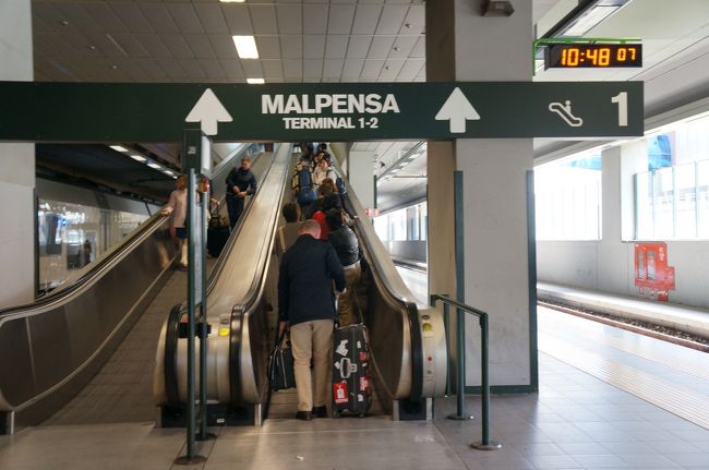 ホームからは直ぐにターミナルに移動可能。