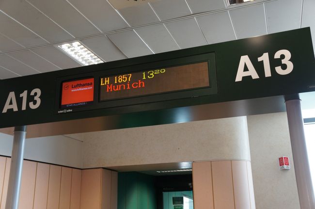 無事にチェックインして、Ｔａｘ　Ｒｅｆｕｎｄ手続きして免税店をチラ見。<br /><br />ゲートまで超遠いの。<br />時間ギリギリの時は要注意だね。<br />帰りもＭＵＣ乗継で。