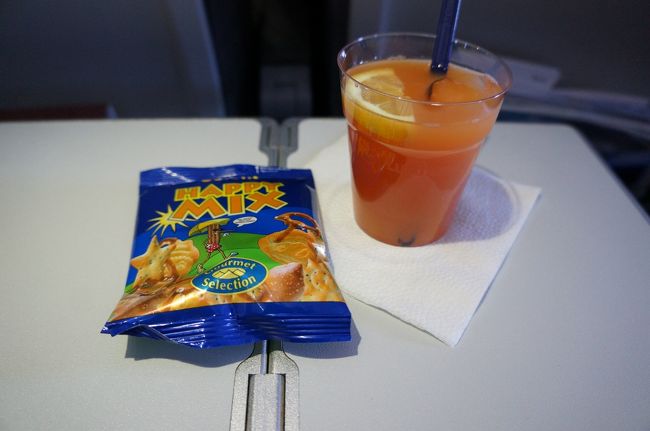 まずは、カンパリオレンジで喉を潤してね。<br />