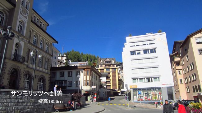 この写真はサンモリッツの中心部、学校広場の前。ここから、サンモリッツの周辺の観光地へエンガディンバスが、発着している。