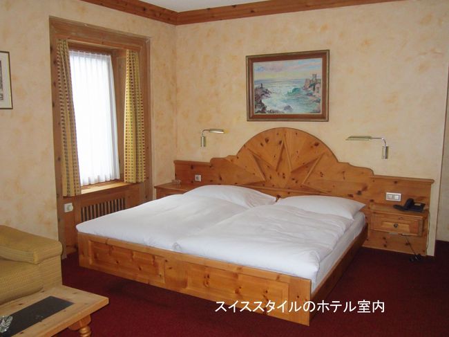 部屋の内装は木製のベッドが置いてあって、スイス的な、山小屋的な雰囲気の部屋の作りになっていた。
