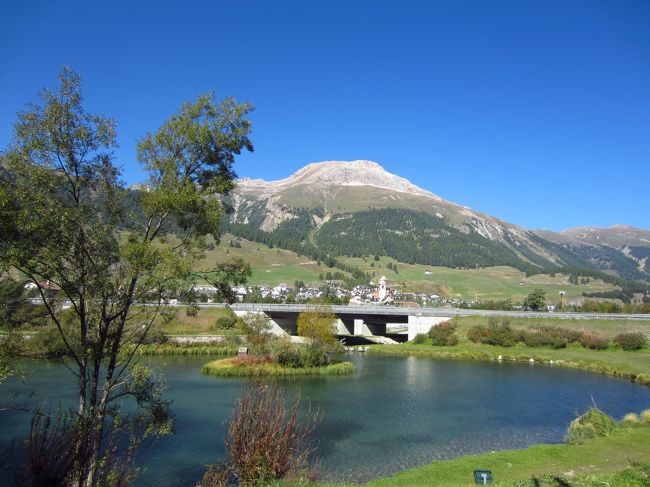 ディアヴォレツァ展望台から降りて、再びベルニナ鉄道に乗り、サンモリッツへ向かう。サンモリッツの隣村のツェエリーナを列車から写す。この写真は山と水に囲まれたエンガディン地方の雰囲気を写し取ったお気に入りの一枚。