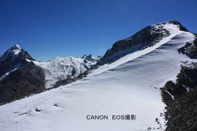展望台の目の前に見えるピッツ・ロゼックと真っ白に輝く残雪。