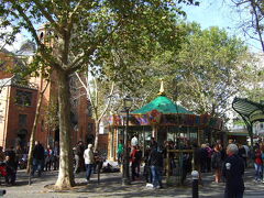 アベス広場　Place des Abbesses

サクレ・クール寺院から階段を下り
　サン･ピエール広場　Pl. Saint-Pierre
　　~　タルデュ通り　Rue Tardieu
　　~　イヴォンヌ・ル・タック通り　Rue Yvonne le Tac　
とまっすぐ歩いてアベス広場へやってきました。