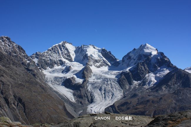 ピッツ・ベルニナ山とピッツ・ロゼック山をアップで撮影。紺碧の空にすっきりと映っている。天気の良い日は、高山では午後になると、ガスが出るのが普通なのに、この日は全くガスが上がって来ない。秋の冷たい乾いた風の影響でガスが出ないのだろうなどと想像しながら、この幸運に感謝しつつシャッターを押した。