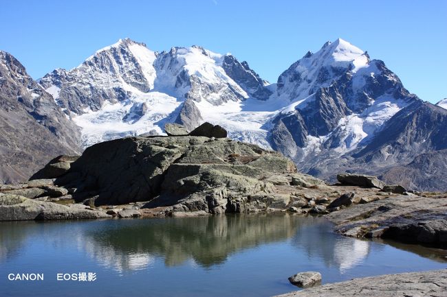 気を取り直して、山上湖に映る逆さピッツ・ベルニナを求めて、風が微風になるのを待った。何とか、ベルニナとロゼックの山頂が湖面に映った写真が撮れた。この旅のイチオシの写真の一枚。
