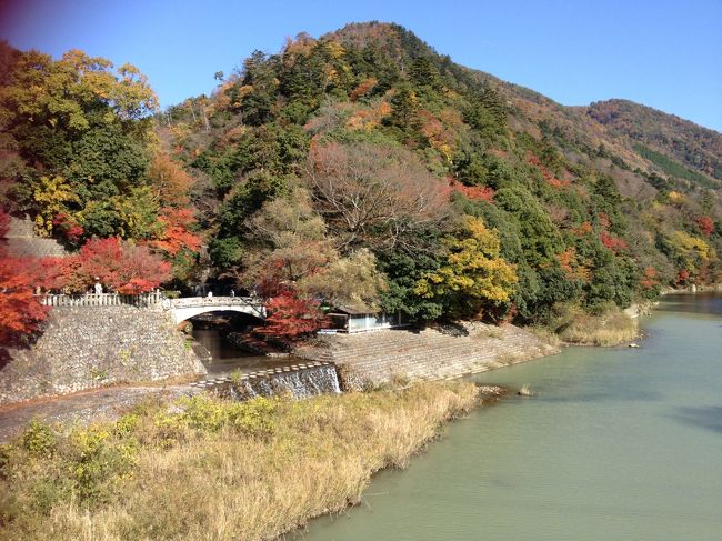 愛知川（音無川）のほとりにあります<br /><br />川の色もキレイ