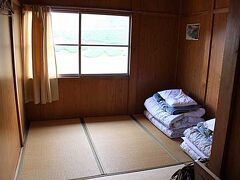 部屋はこのようにシンプル。
窓からは富士見岳が望めます。