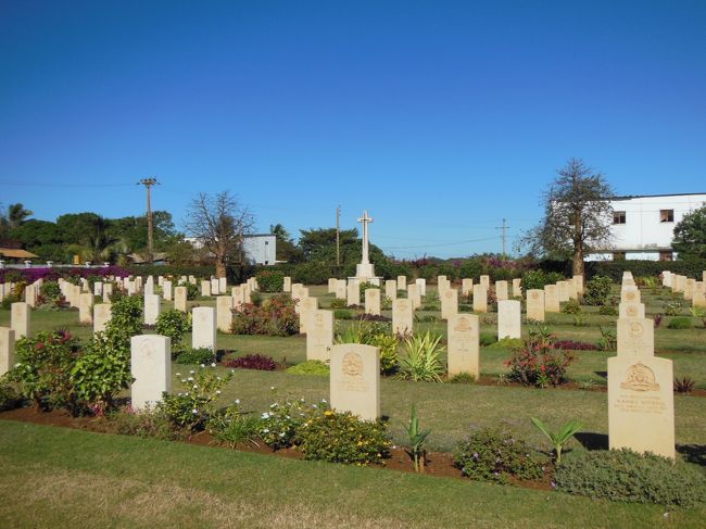 朝8時、ガイドさん達がホテルに迎えに来てくれて5日目スタート☆<br /><br />空港に行く前に、ディエゴの街中を軽くドライブしてくれました。<br /><br /><br />ここは第二次世界大戦時のフランス軍の犠牲者の墓地。