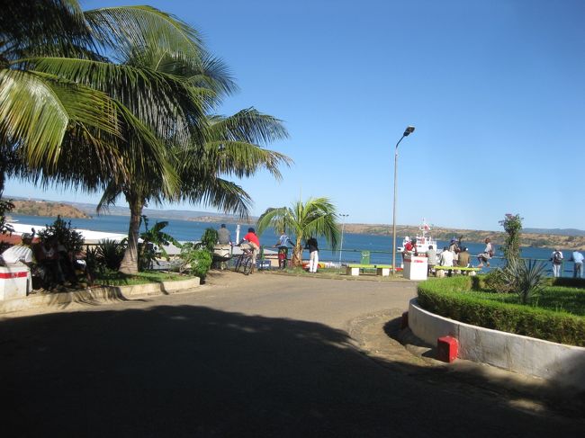 街中を通り抜けて、ディエゴで貨物船が泊まる、ニーブル港が見渡せる公園に来ました。