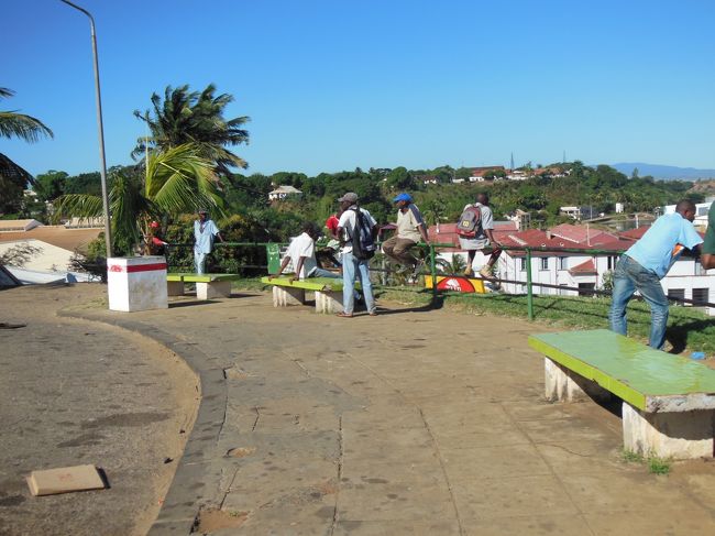 この公園には、おじさん達がいっぱいいた。<br /><br /><br />お仕事待ちかしら。