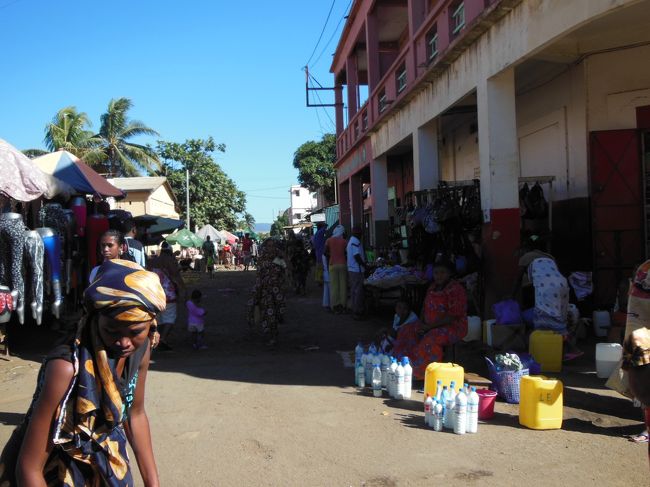 市場近くになると人で賑わってました(●´▽｀●) 
