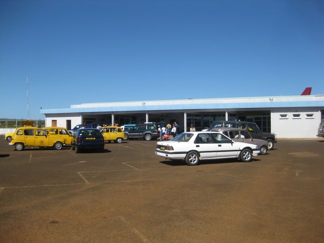 そして空港に到着です。<br /><br />飛行機は11：20発。　マダガスカルは国内線も2時間前に空港に来てチェックインしなきゃとかで、9時半にはチェックイン終わってガイドさん達帰る。<br /><br />何もすることないんだけど〜(ﾉﾟωﾟ)ﾉ*