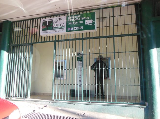 そして首都タナには13時30頃に到着。初日と同じガイド＆ドライバーさんが迎えに来てくれた(o^-^o) <br /><br /><br />途中ＡＴＭにより現金おろす。　<br /><br /><br />マダガスカルのＡＴＭ，ＶＩＳＡ＆ＭＡＳＴＥＲはＯＫの看板出てるのに、ＶＡＳＡにか使えなかったりする。　ＪＣＢ、ＡＭＥＸはアウトでした。。。